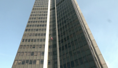Френският Спайдърмен изкачи небостъргач в Париж