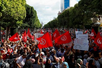 Масови протести от две враждебни помежду си опозиционни партии срещу президента на Тунис
