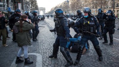 Хиляди излязоха на улиците в Париж на протест срещу скъпия