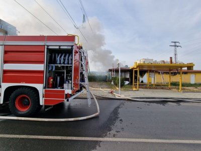 Мъж се барикадира в дома си, замерва полицаи с чаши и буркани (СНИМКИ)