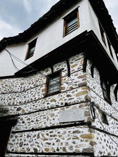 Старинна триетажна каменна къща – конак строена през XIX век