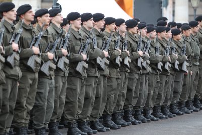 Австрия ще уволнява привърженици на нацизма от армията си