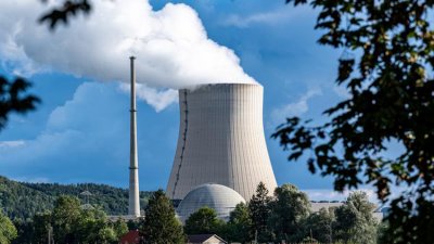 Последните три работещи атомни електроцентрали в Германия ще останат включени до средата