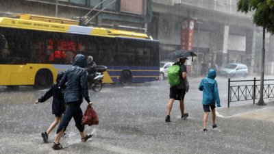 Дъжд, силен вятър и градушки обхванаха Гърция
