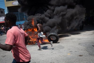 САЩ и Канада доставиха бронирани коли за борба с бандите в Хаити