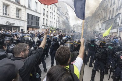 Френските профсъюзи започнаха национална стачка във вторник с искания за