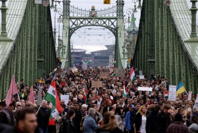 Хиляди унгарци включително учители ученици и студенти излязоха на протестен