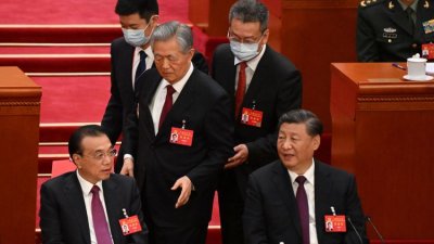 Предишният китайски президент Ху Цзинтао беше отстранен от подиума където