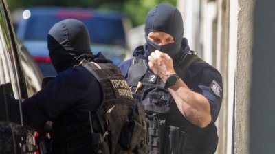 Задържаха 10 души при разкриването на група за каналджийство