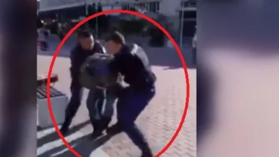 Насилствен арест във Варна: Полицаи повалиха уличен музикант на земята