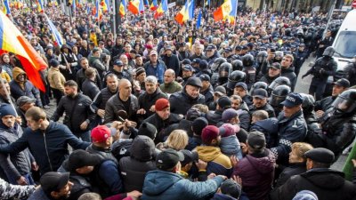 Големи антиправителствени протести в Молдова