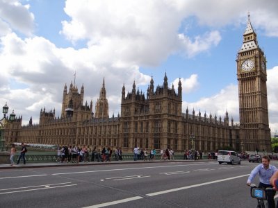 Лондонската полиция задържа в сградата на британския парламент въоръжен с