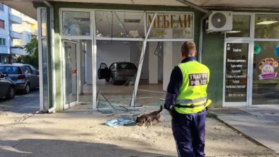 С над 3 промила: Шофьор влетя с колата си в магазин в Благоевград