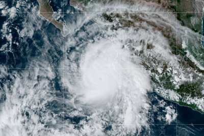 Ураганът Рослин премина през западния бряг на Мексико и спадна
