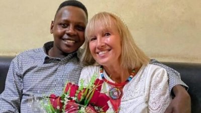 Любов: 60-годишна американка се омъжи за 30-годишен африканец (СНИМКИ)