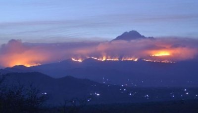 Стотици пожарникари се борят с огнена стихия на връх Килиманджаро