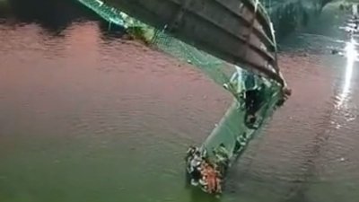 Висяш мост над река рухна в индийския град Морби Над