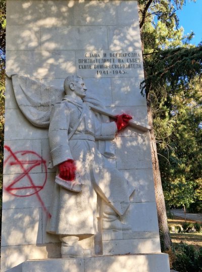 Паметникът на съветската армия в Стара Загора осъмна боядисан в
