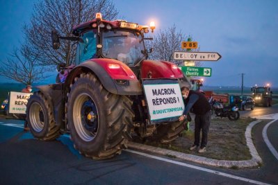 60 ранени полицаи по време на фермерски протести във Франция