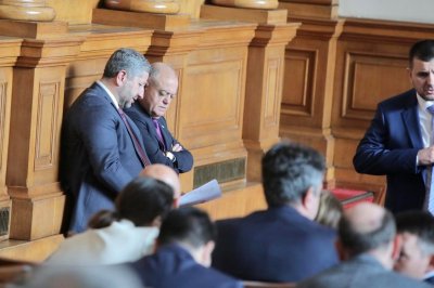 В деловодството на парламента са внесени предложения на Демократична България