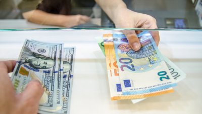 Курсът на еврото почти се изравни с долара