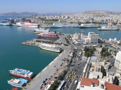 Корабите и фериботите на най голямото гръцко пристанище Пирея в Атина остават днес