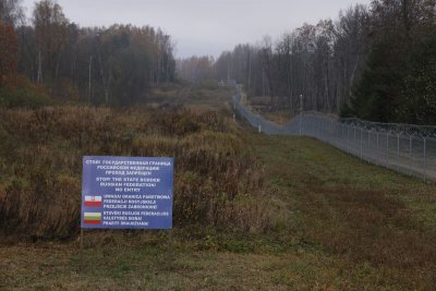 Полша ще построи ограда от бодлива тел на границата си