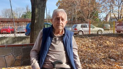 89-годишният Гено намери щик за поругания паметник „Майка България“