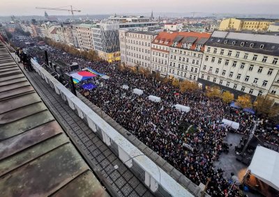 След няколко големи демонстрации срещу чешкото правителство десетки хиляди хора се събраха