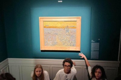Картината на Ван Гог Сеячът беше залята със супа в