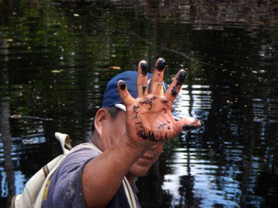 Местна група обитаваща тропическите гори на Амазонка в Перу отвлече 70