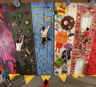 Дете падна от стена за катерене в развлекателен детски център