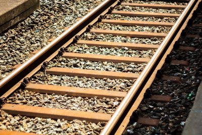Влак удари лек автомобил с българска регистрация на железопътен прелез в