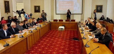Шефката на БСП Корнелия Нинова започна преговорите с ПГ на