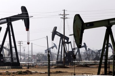 Лек спад в цената на петрола на световните пазари