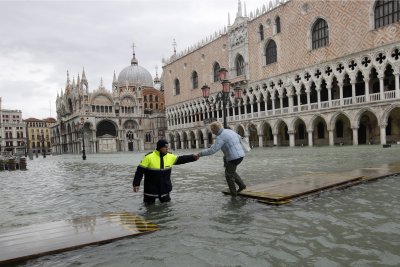 Нови бетонни прегради ще пазят базиликата Сан Марко във Венеция