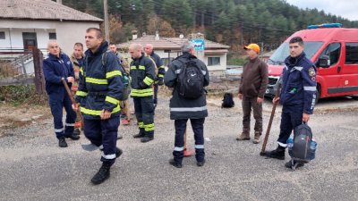 Овладян е пожарът на българо гръцката граница Очакванията са до дни
