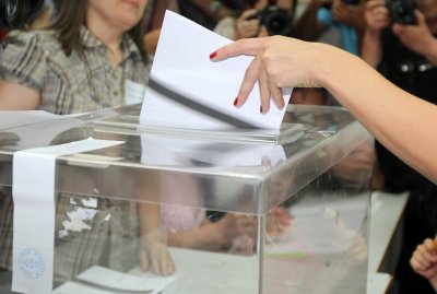 Изследване: Феновете на ГЕРБ, БСП и ДПС гласуват с „хартия”