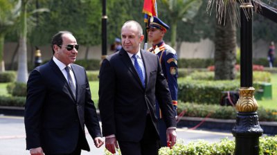 Президентът Румен Радев пристигна в Египет заедно с ръководена от
