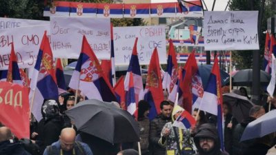 Сърбите в Косовска Митровица протестират