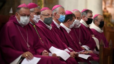 11 бивши и действащи френски епископи са обвинени в сексуално насилие