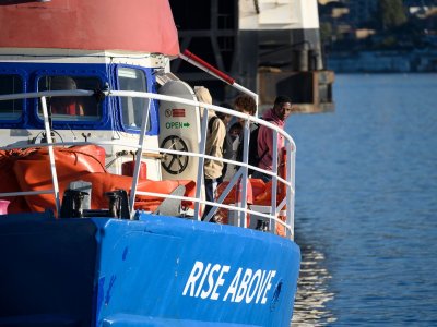 Франция позволи на кораб с мигранти да акостира в Тулон