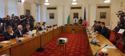 Започнаха преговорите между ГЕРБ и ПП в парламента Срещата между двете