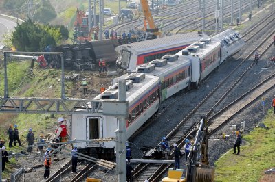 Най малко 30 души са били ранени след като влак дерайлира в