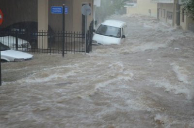 В Гърция продължава да вали силно което наводни част от