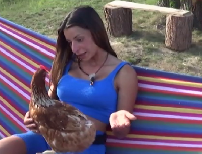 Кокошка с име на жена вече гордо щъка из Фермата