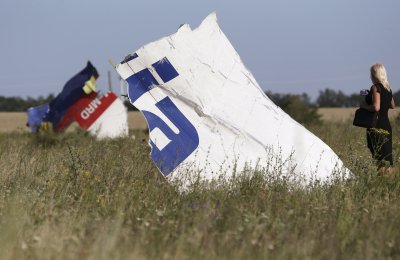 Близо 300 души загинаха при свалянето на пътническия самолет MH17