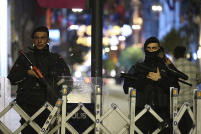 Турската полиция задържа няколко заподозрени във връзка с бомбения атентат в Истанбул