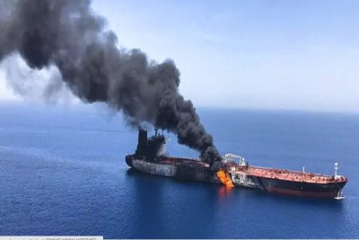 Петролен танкер свързван с израелски милиардер е бил ударен край бреговете