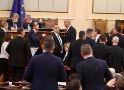Напрежението в първия пленарен ден от новата седмица за депутатите